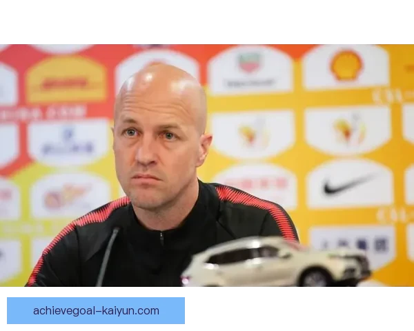 克鲁伊夫阵型的演变推动现代足球战术的新纪元，展现战术思维的持续提升